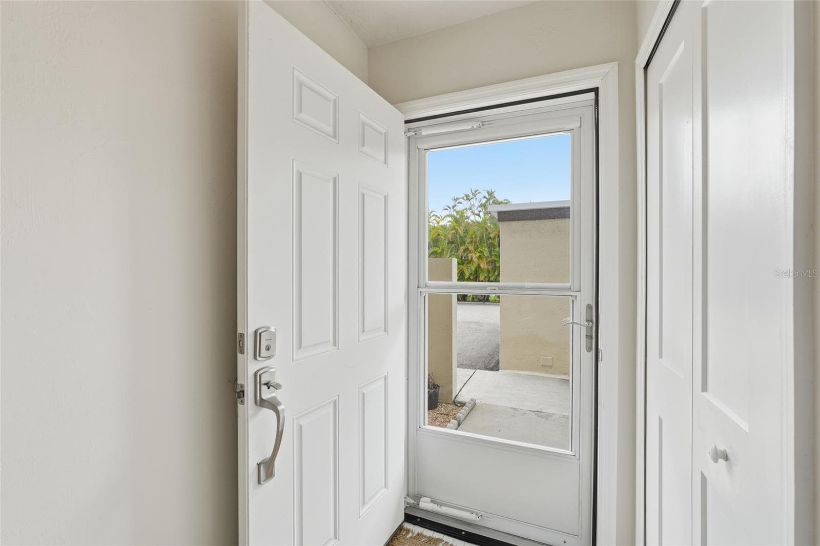16211 DUBLIN CIRCLE — photo 10 of 34