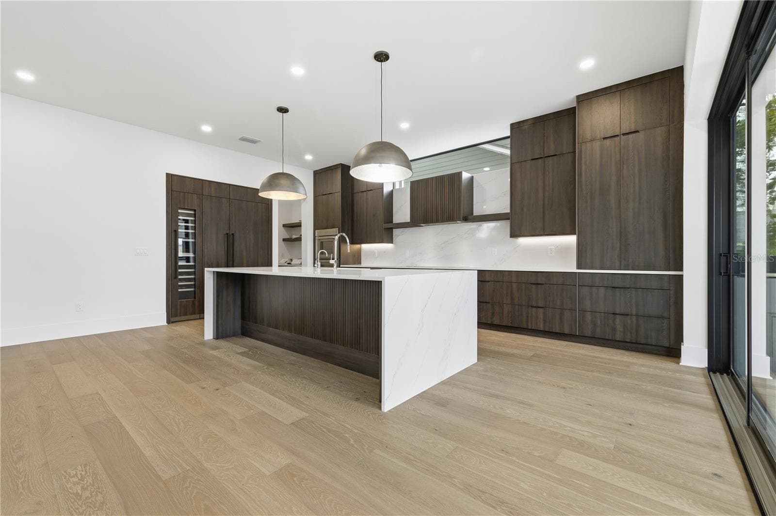 2517 RIVERSIDE DR — photo 8 of 64