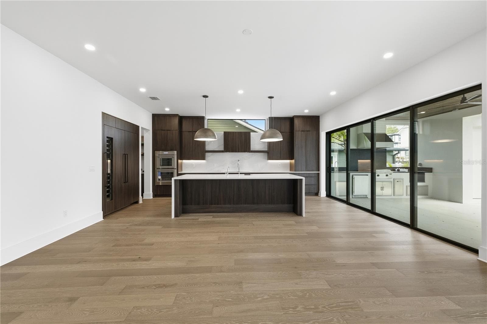 2517 RIVERSIDE DR — photo 4 of 64