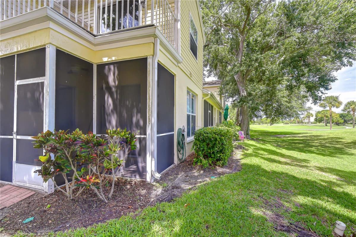 1050 STARKEY ROAD — photo 10 of 88