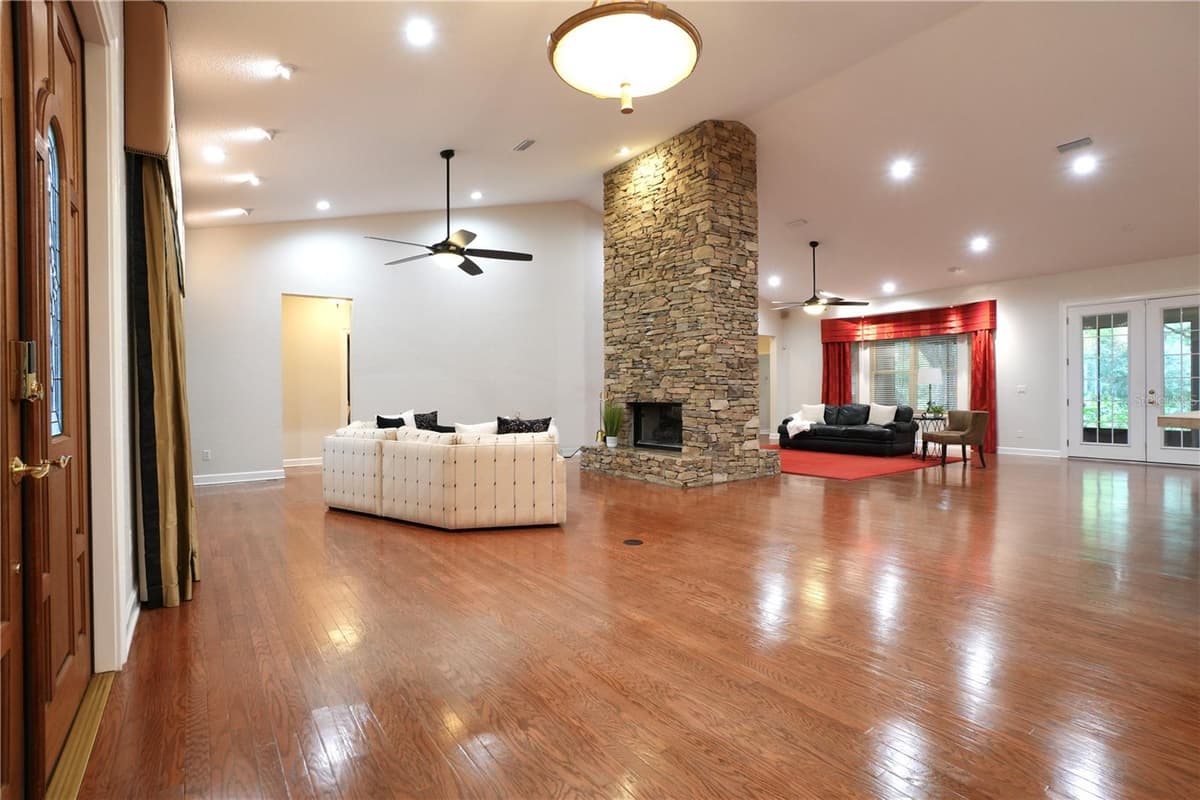 15717 OAKLAND AVENUE — photo 4 of 82