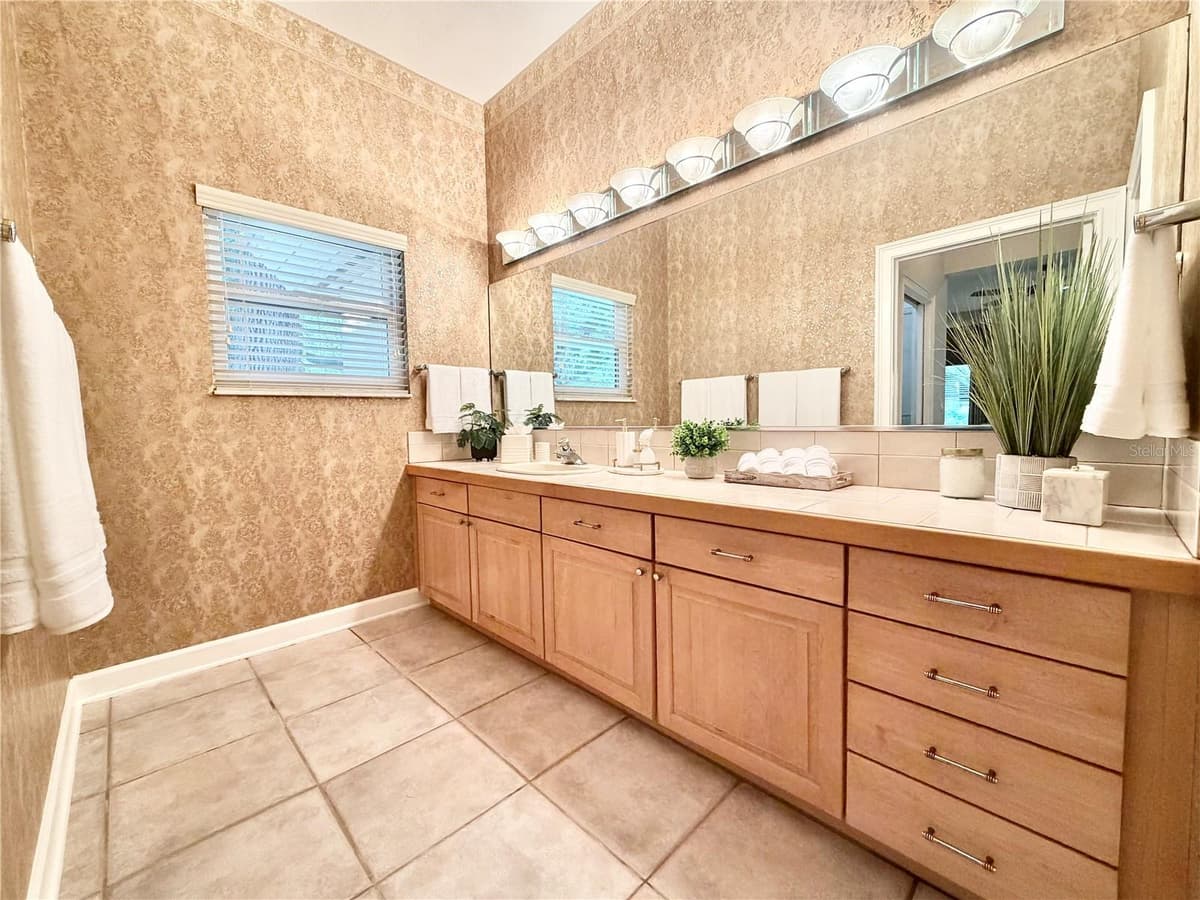 15717 OAKLAND AVENUE — photo 34 of 82