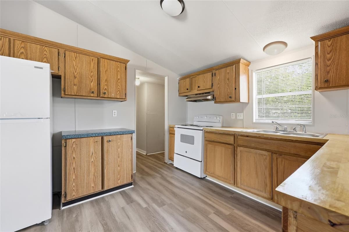 350 ISHIE AVENUE — photo 11 of 27