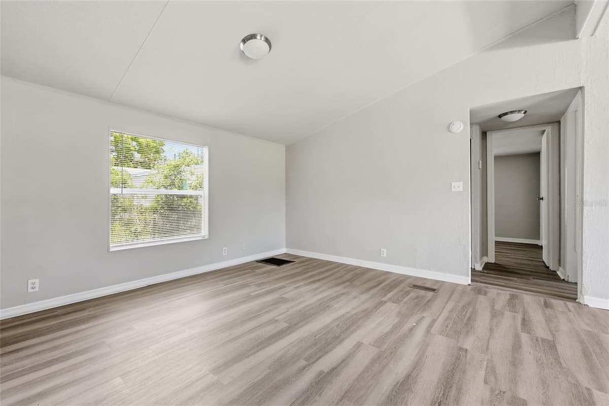 350 ISHIE AVENUE — photo 8 of 27