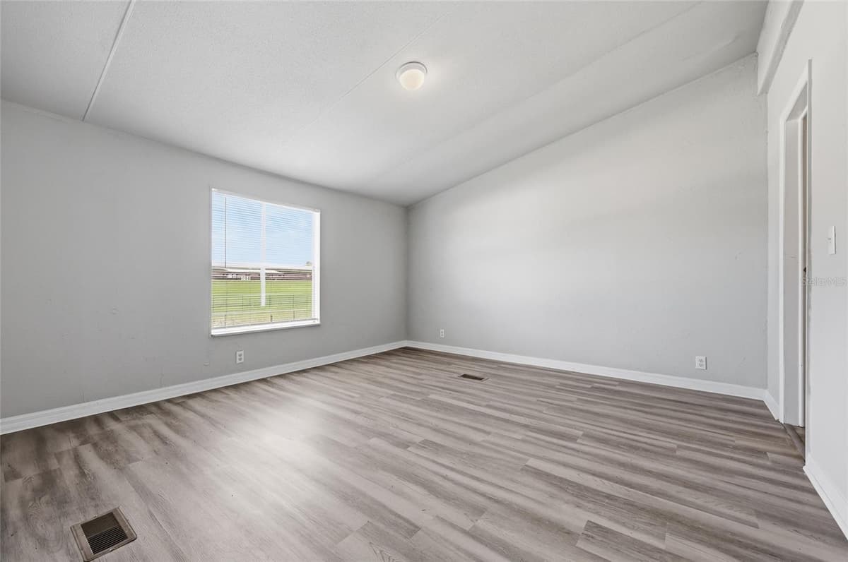 350 ISHIE AVENUE — photo 16 of 27