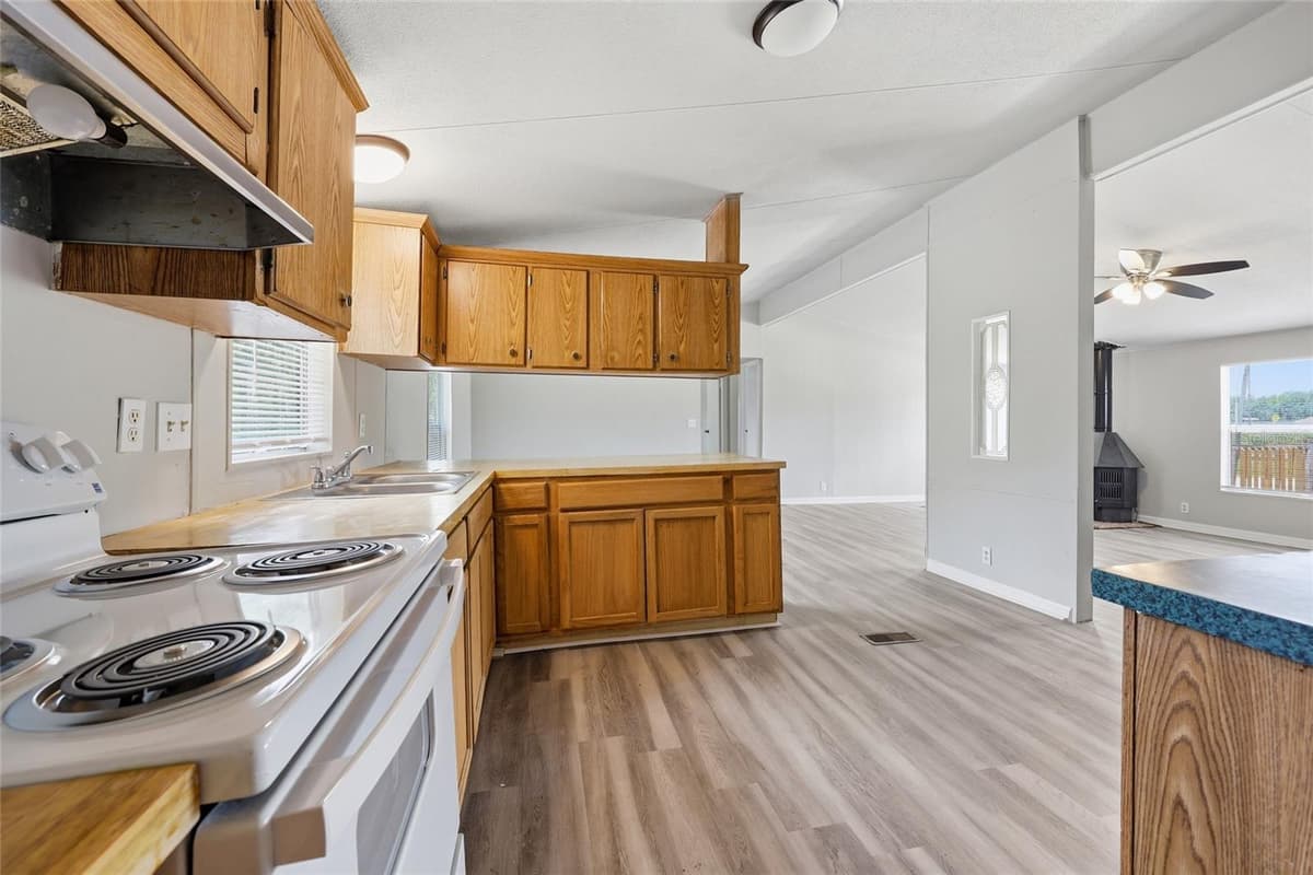 350 ISHIE AVENUE — photo 10 of 27