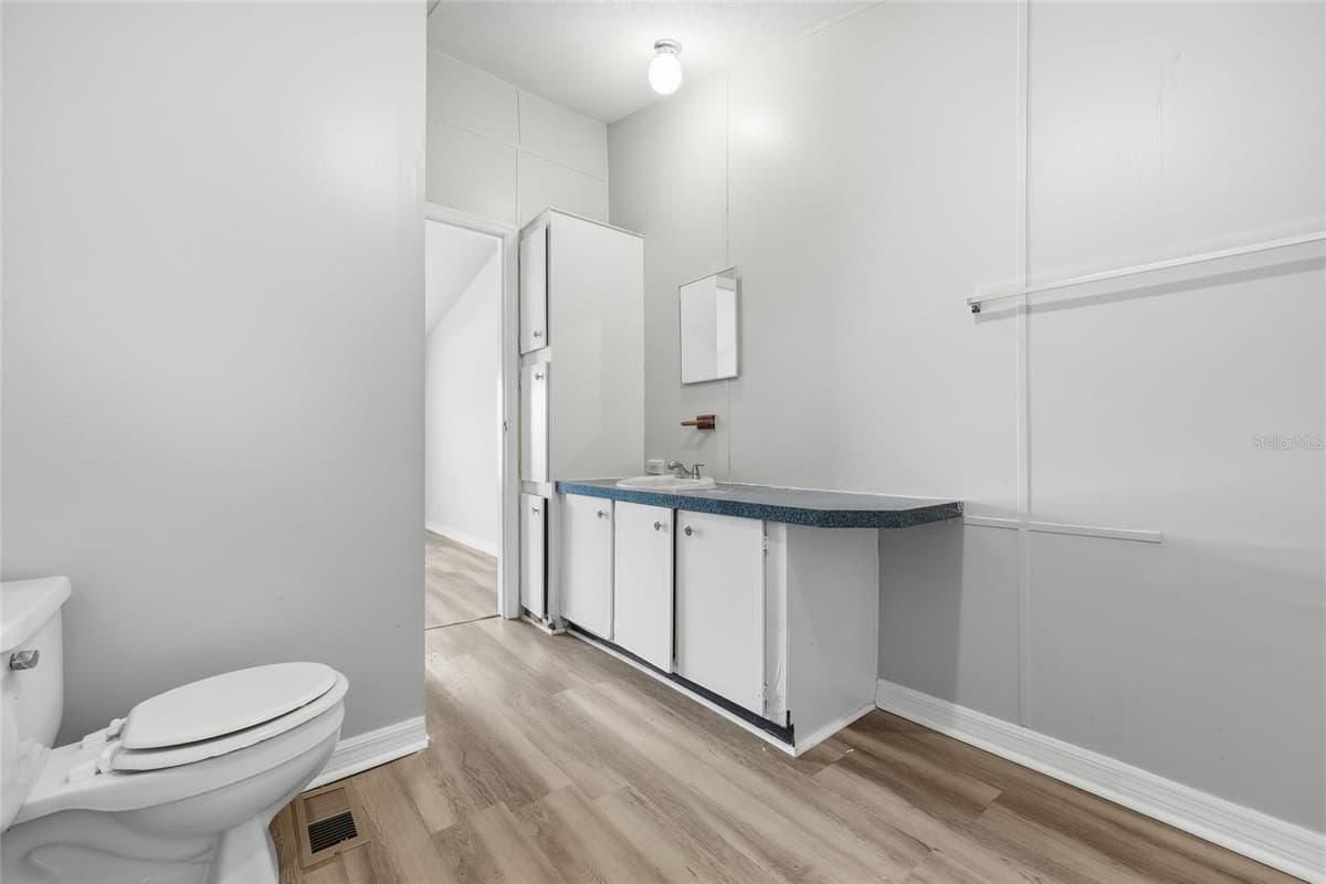 350 ISHIE AVENUE — photo 14 of 27