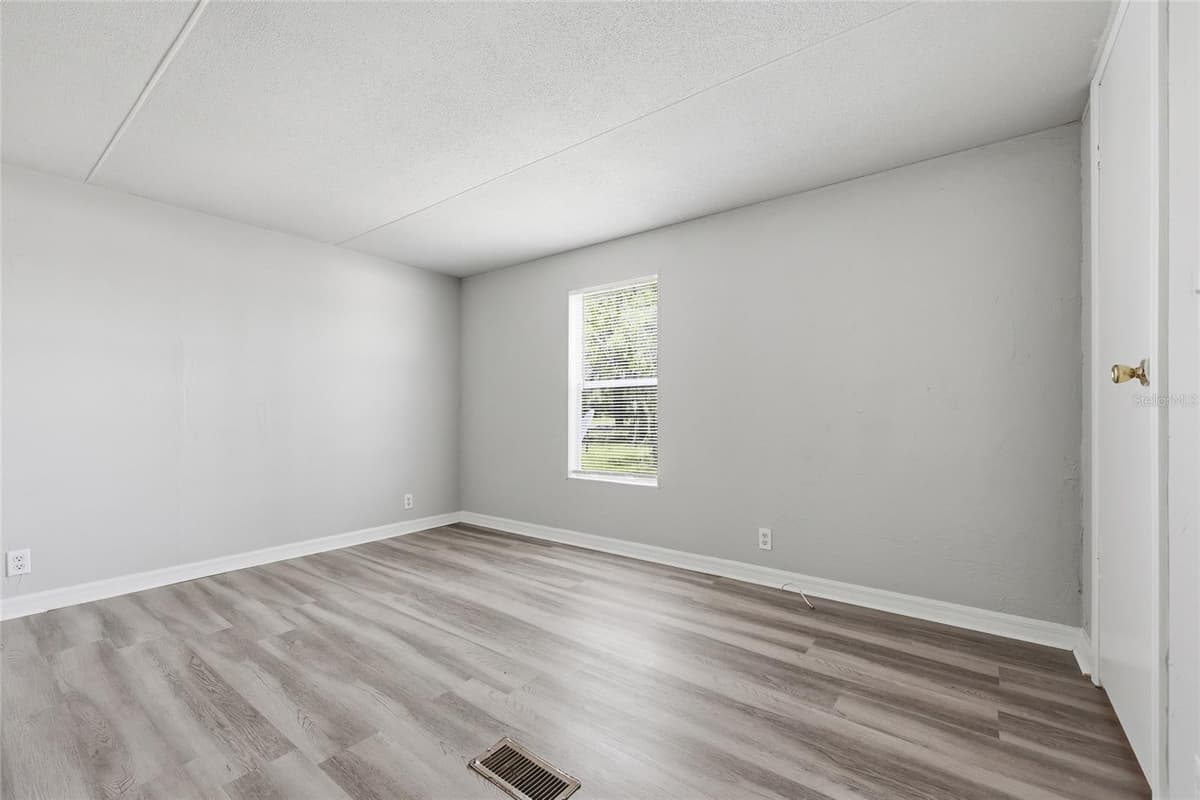 350 ISHIE AVENUE — photo 18 of 27