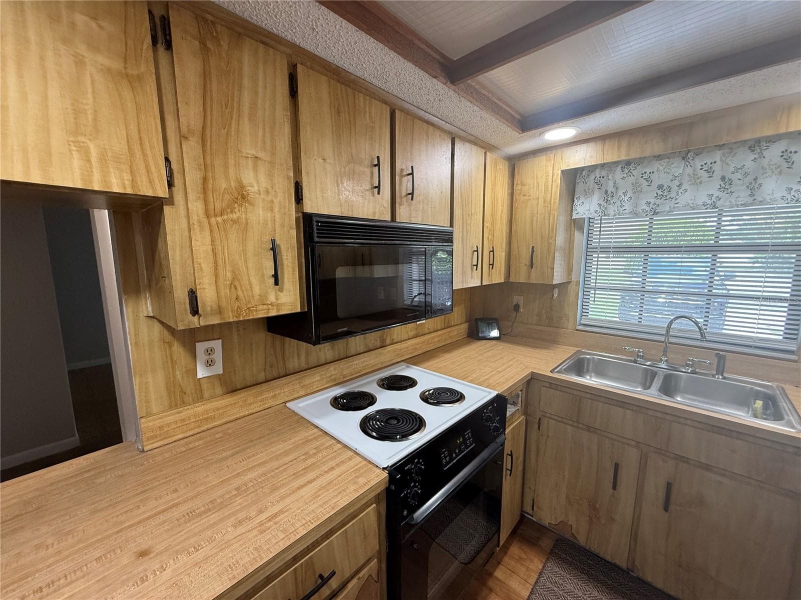 6718 DONALD AVENUE — photo 10 of 36