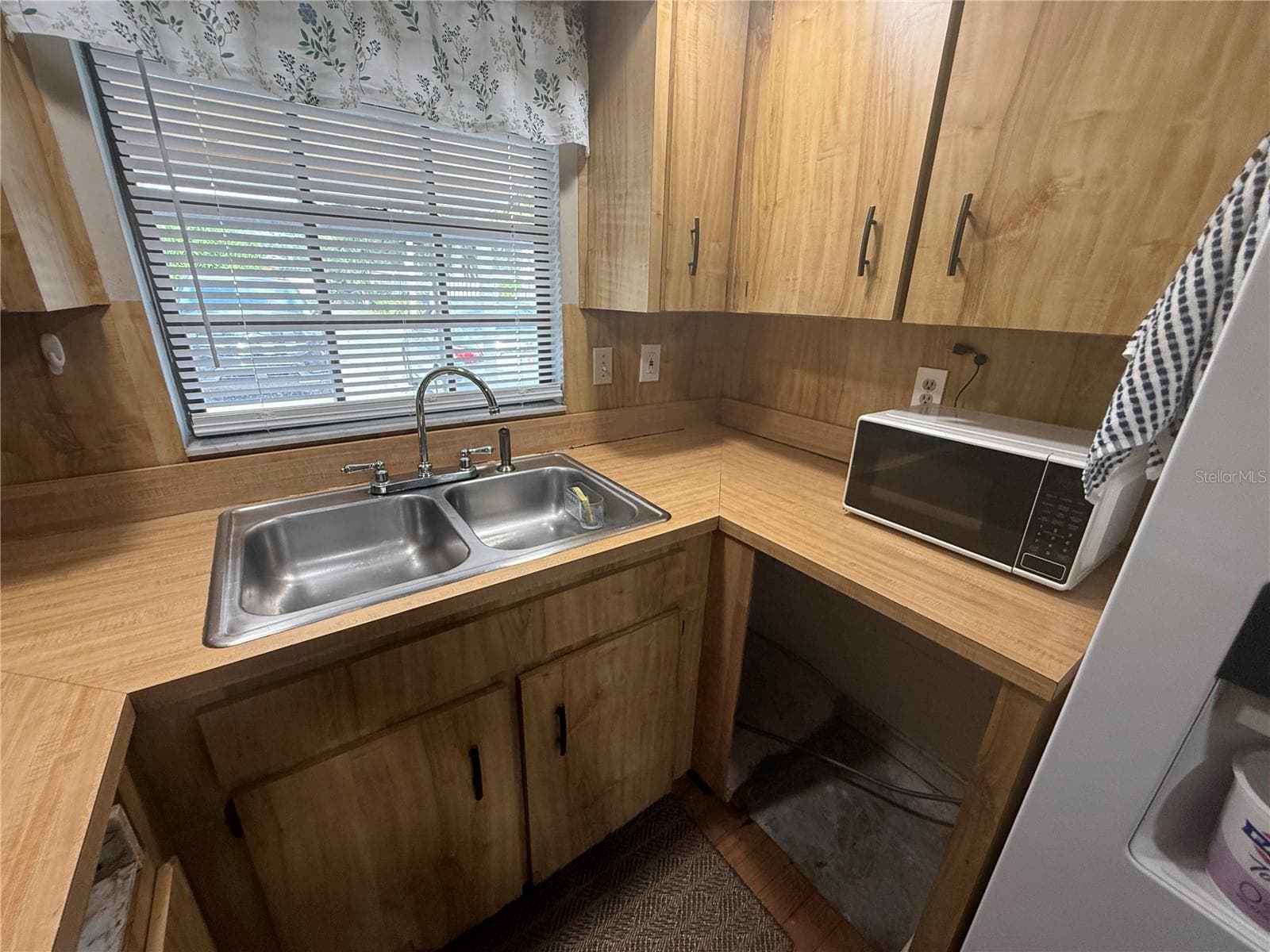 6718 DONALD AVENUE — photo 11 of 36