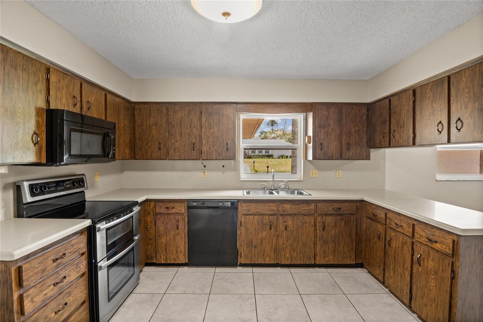 2024 CHARNES COURT — photo 6 of 48