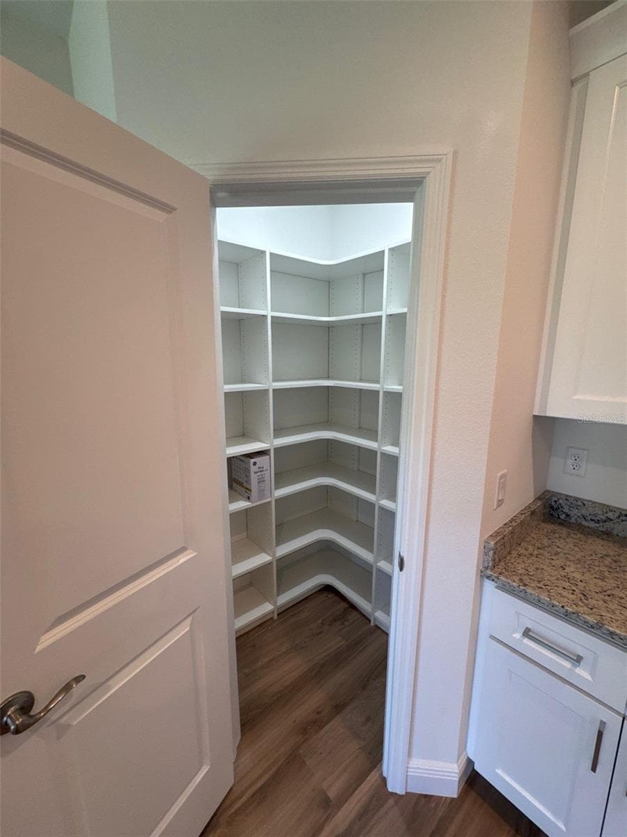 525 ELLIE COURT — photo 9 of 21