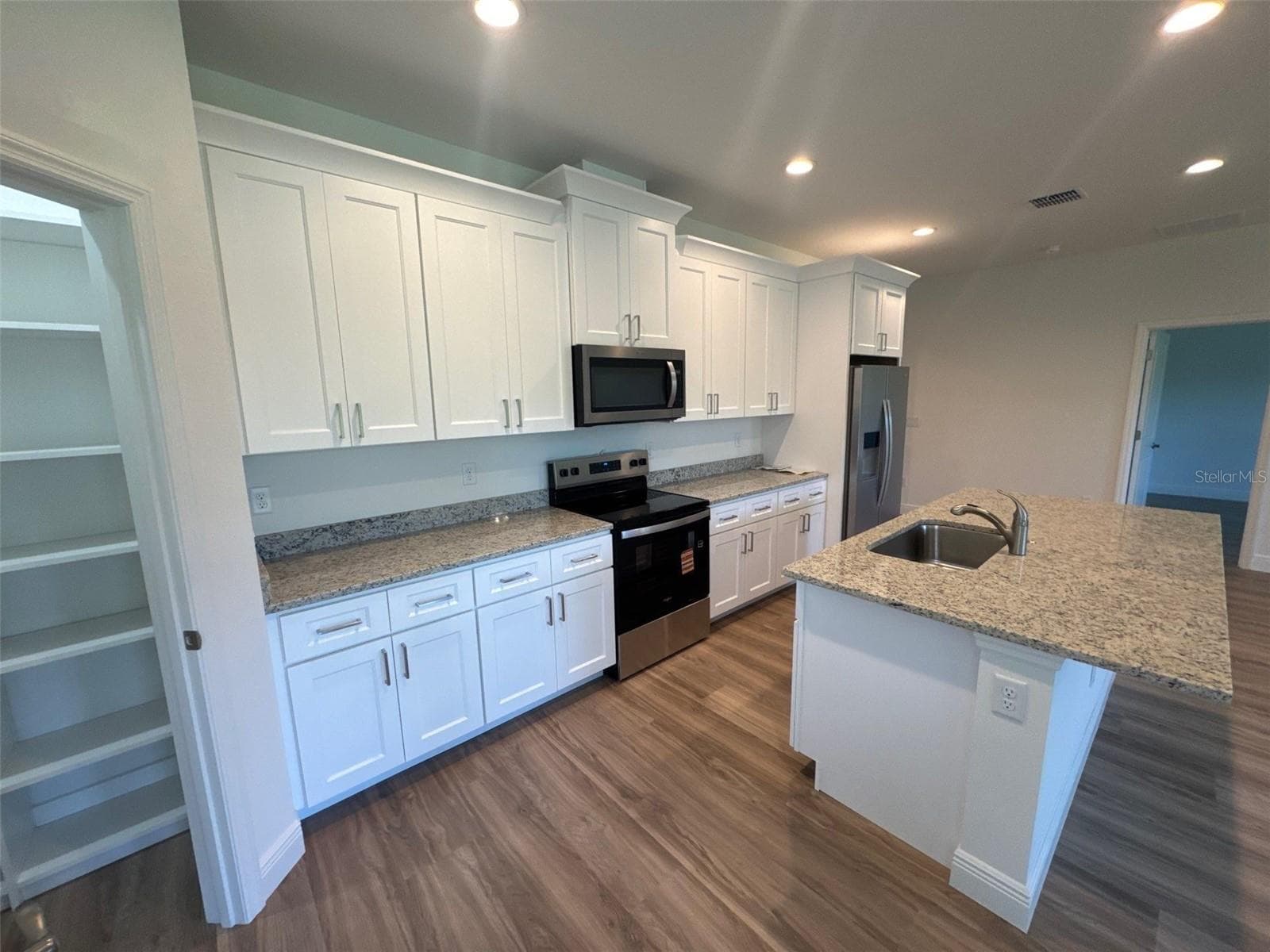525 ELLIE COURT — photo 7 of 21