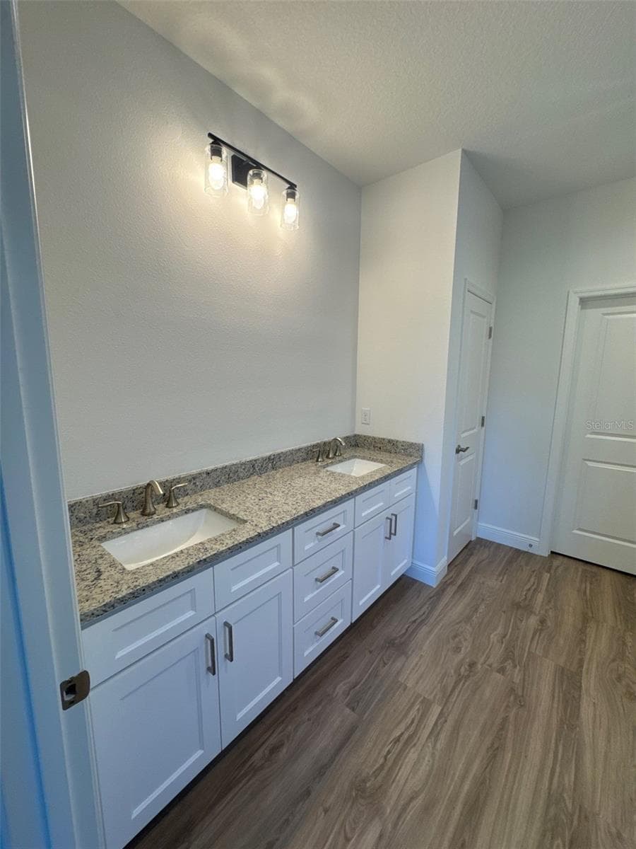 525 ELLIE COURT — photo 12 of 21