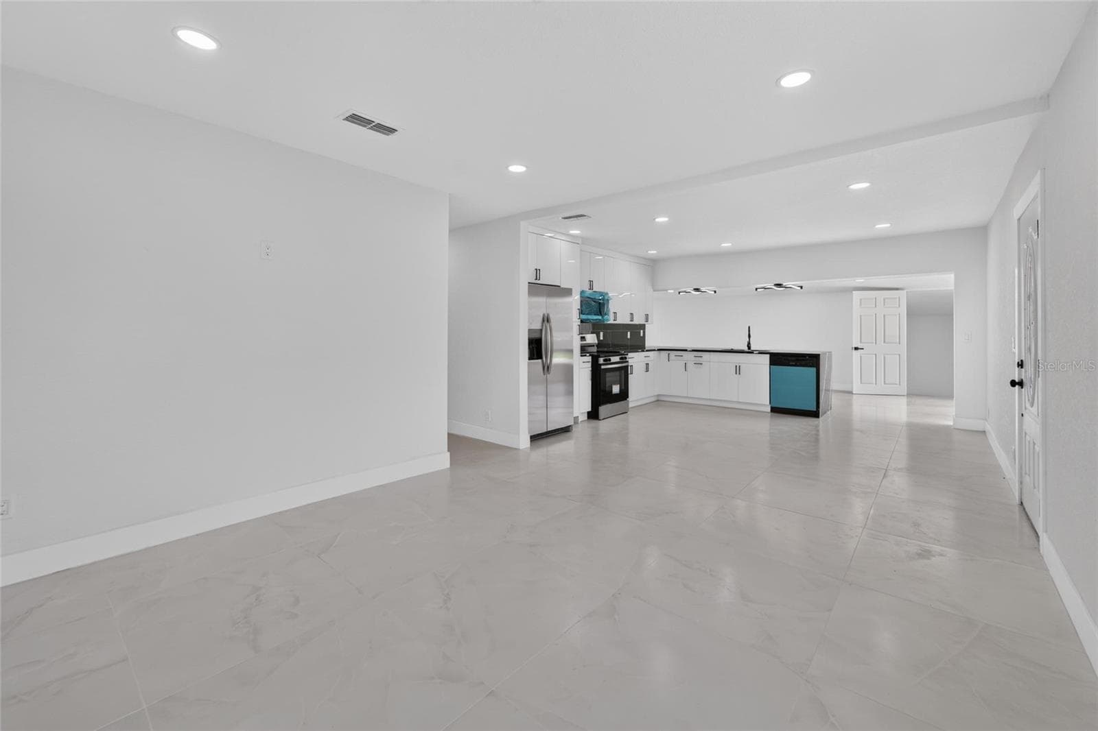 608 ECHO DRIVE — photo 8 of 92