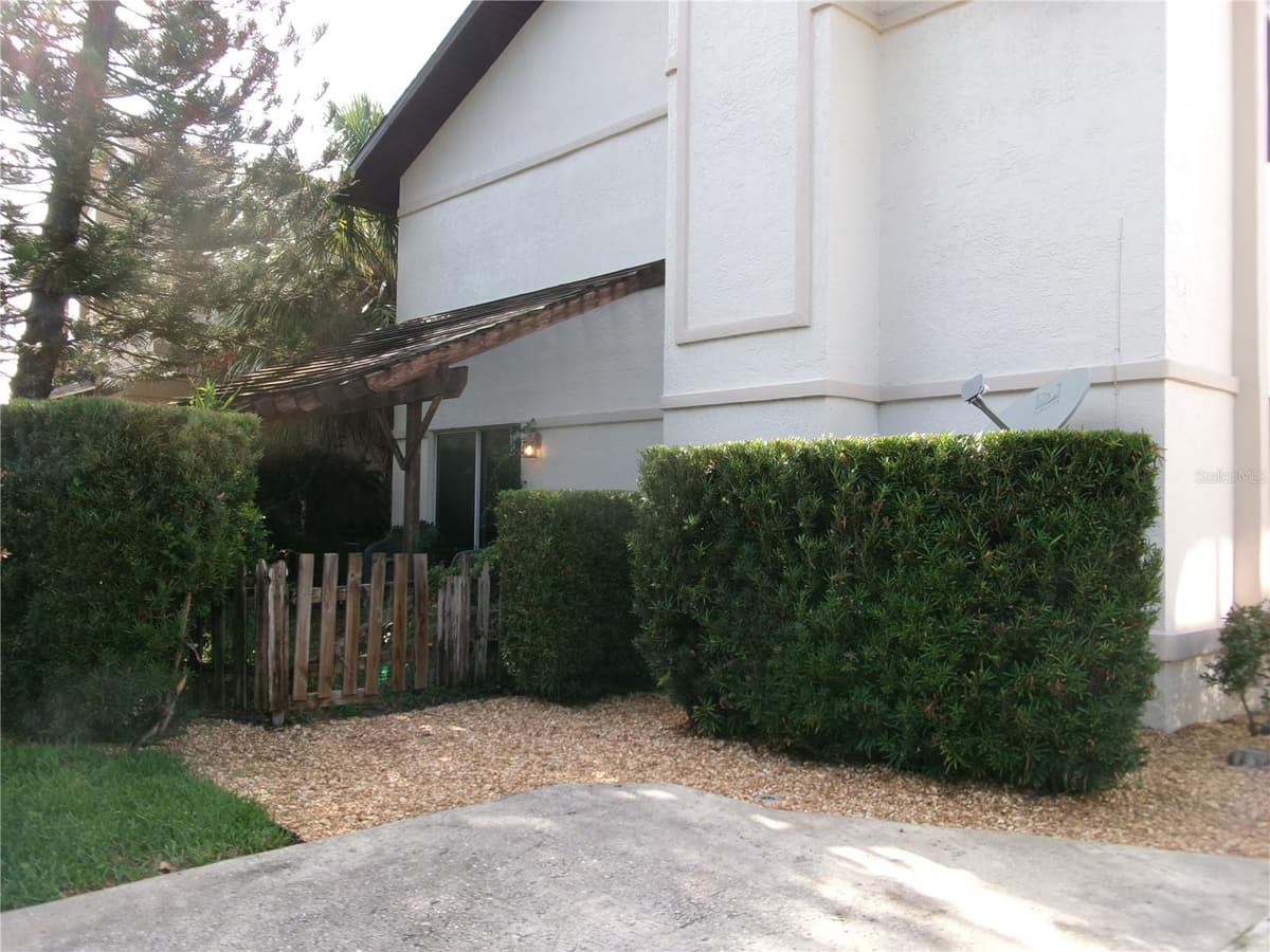 1061 ARAGON AVENUE — photo 3 of 7