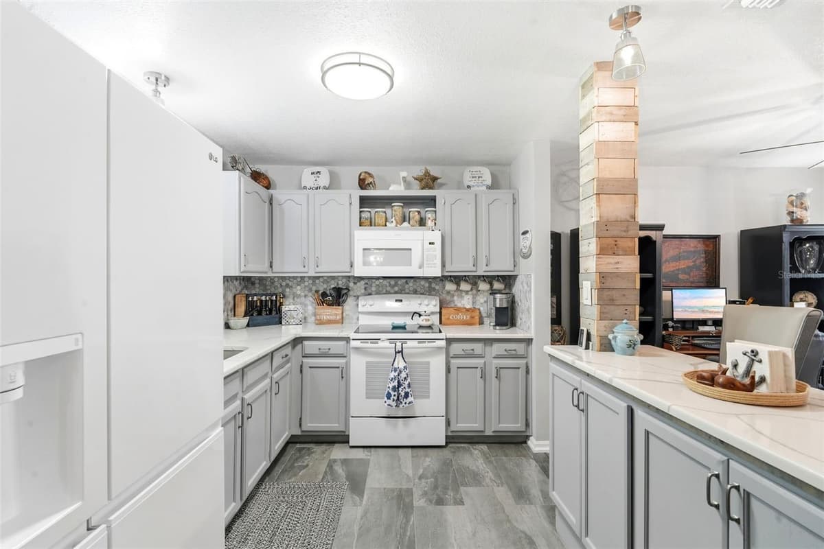 101 GRAND PLAZA DRIVE — photo 14 of 42