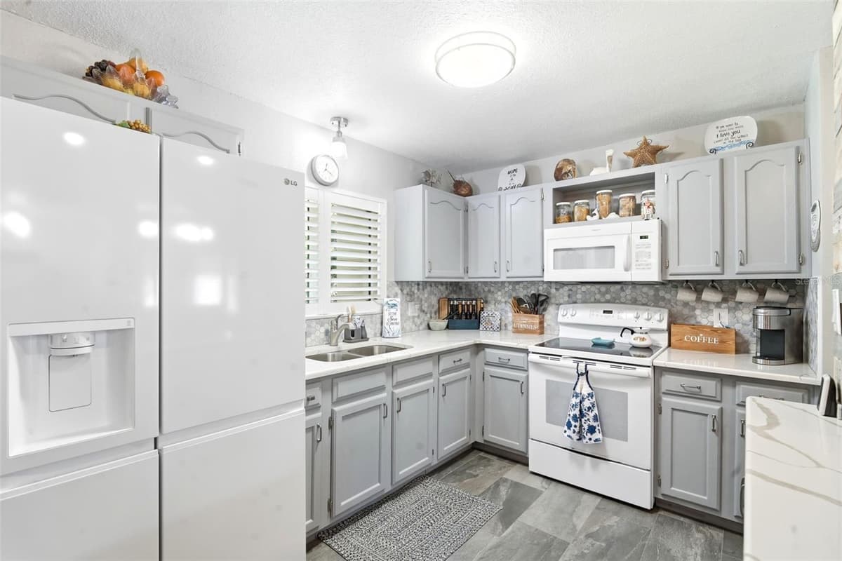 101 GRAND PLAZA DRIVE — photo 15 of 42