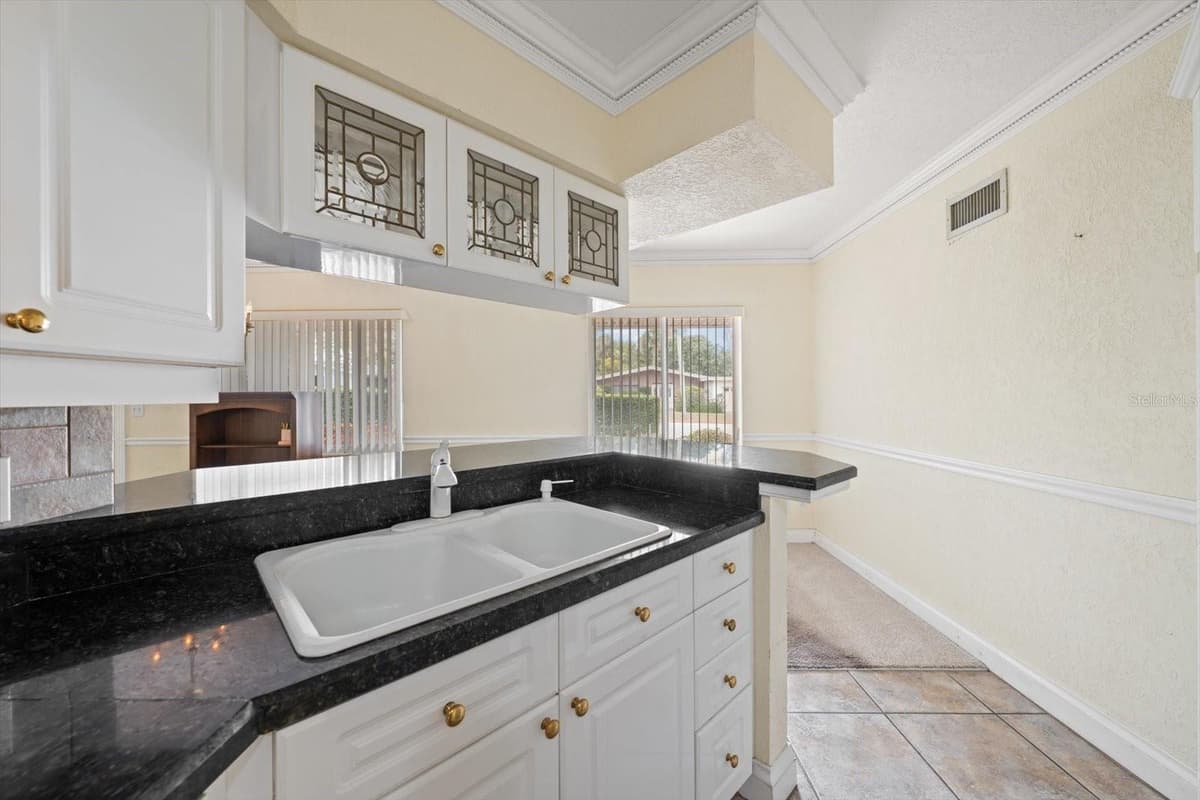230 GARDEN CIRCLE — photo 11 of 48