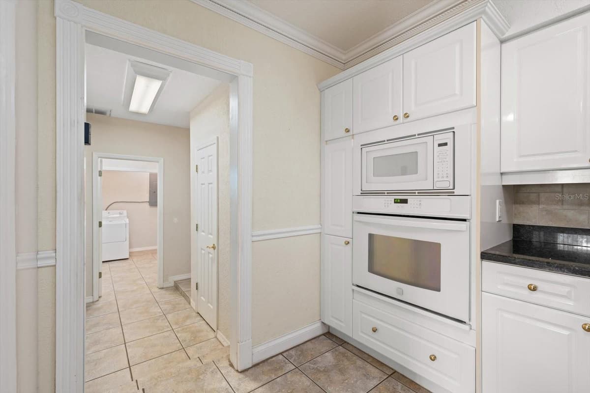 230 GARDEN CIRCLE — photo 12 of 48