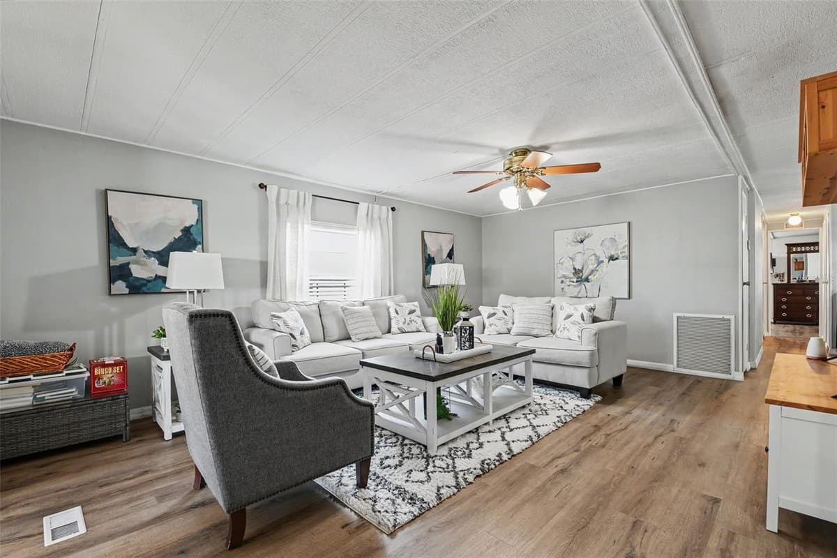 3902 JULIE DRIVE — photo 5 of 32