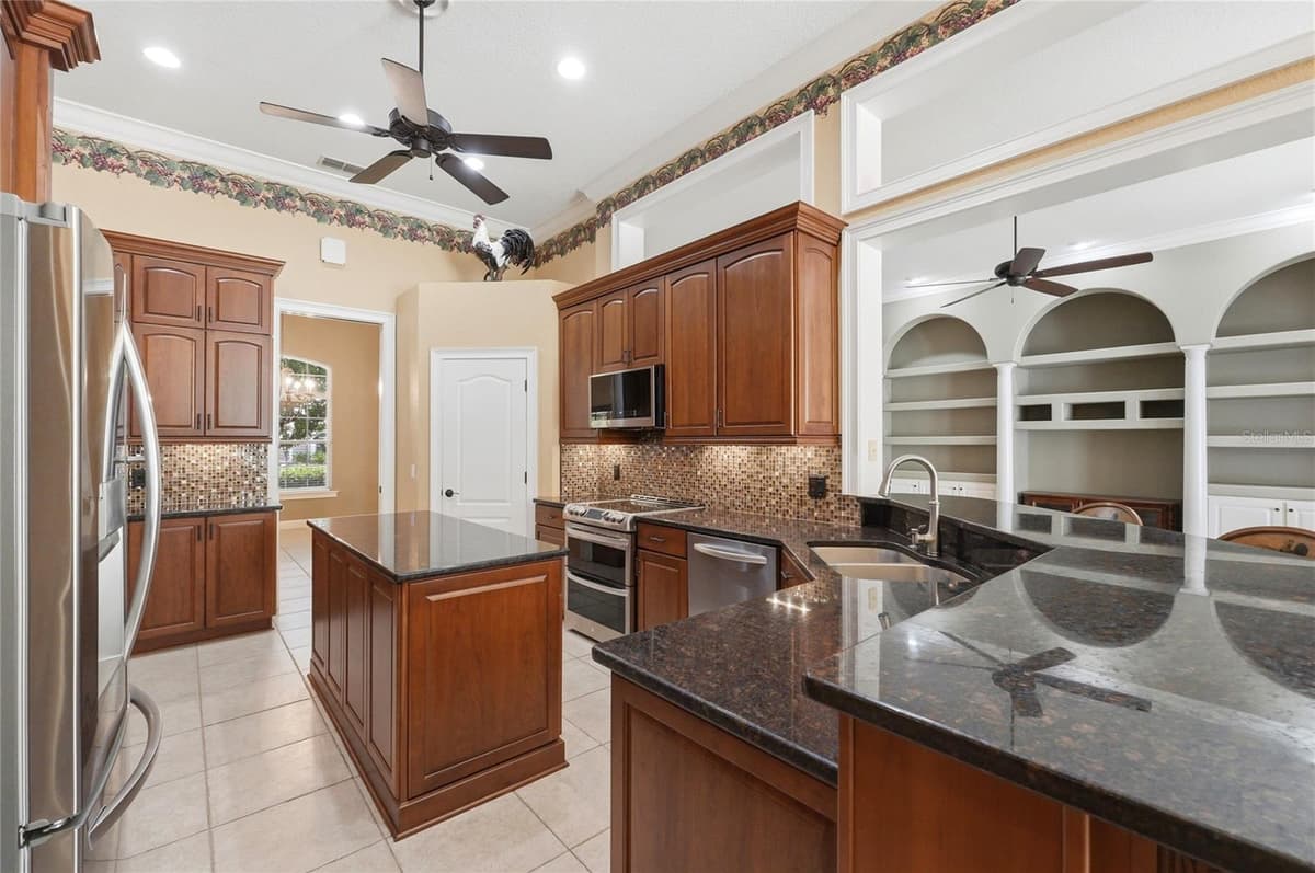 328 HAMILTON SHORES DRIVE — photo 16 of 81