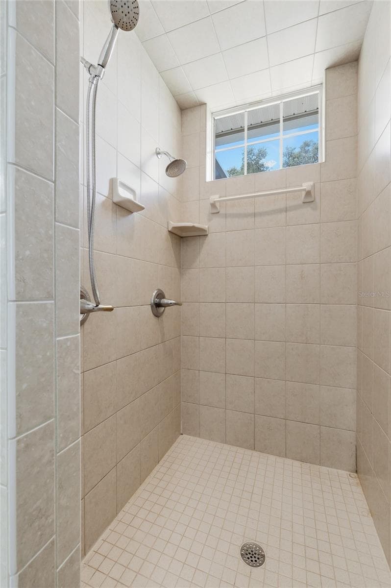 328 HAMILTON SHORES DRIVE — photo 32 of 81