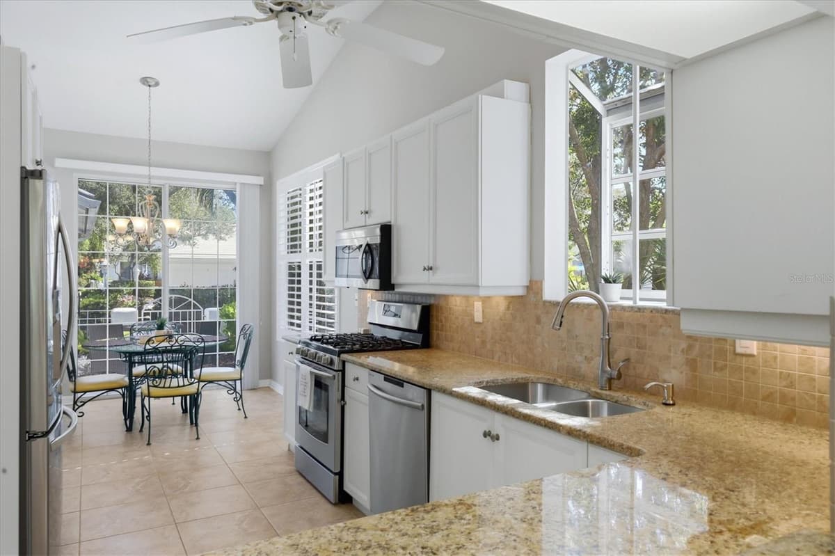 7906 WHITEBRIDGE GLEN — photo 9 of 68