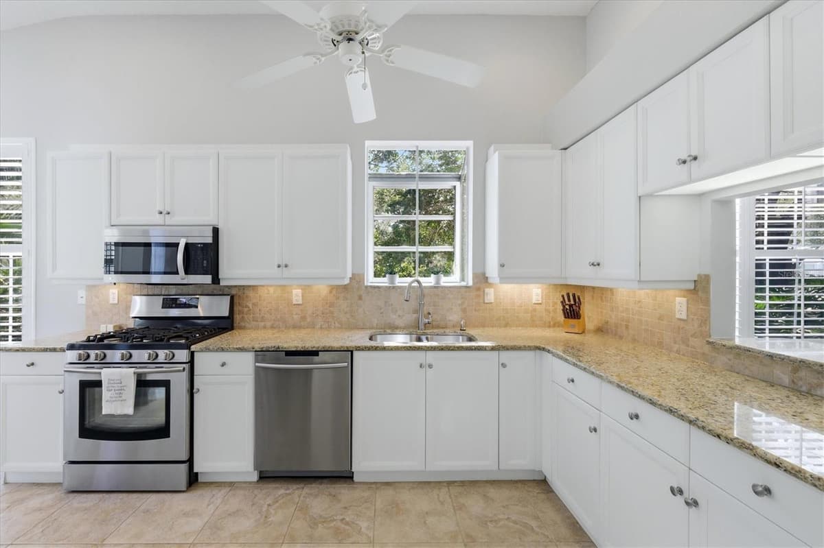 7906 WHITEBRIDGE GLEN — photo 12 of 68