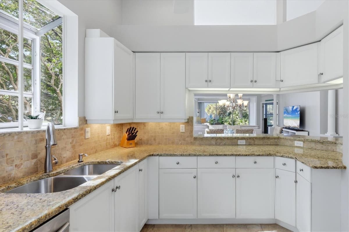 7906 WHITEBRIDGE GLEN — photo 10 of 68