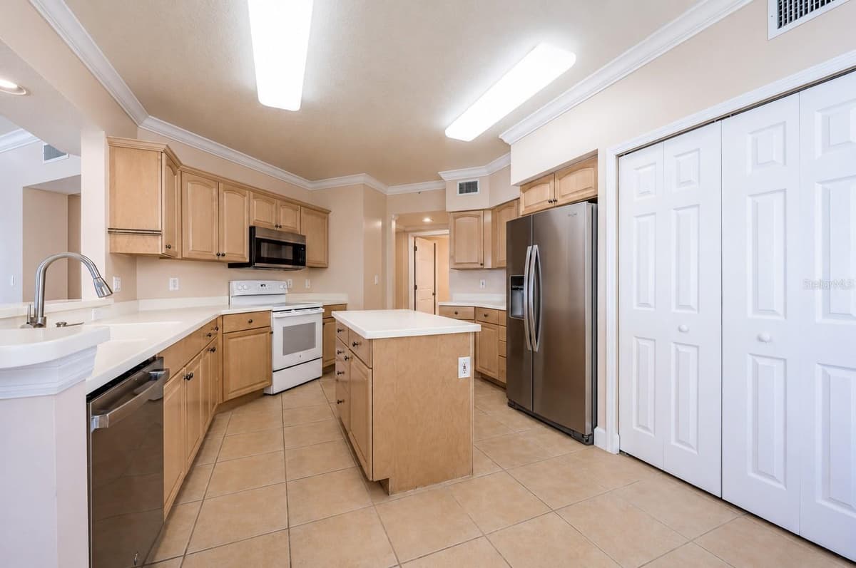 16750 GULF BOULEVARD — photo 10 of 57