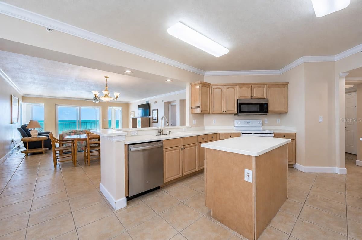 16750 GULF BOULEVARD — photo 9 of 57