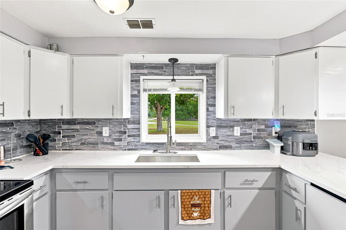 1518 DICKENS ROAD — photo 4 of 50