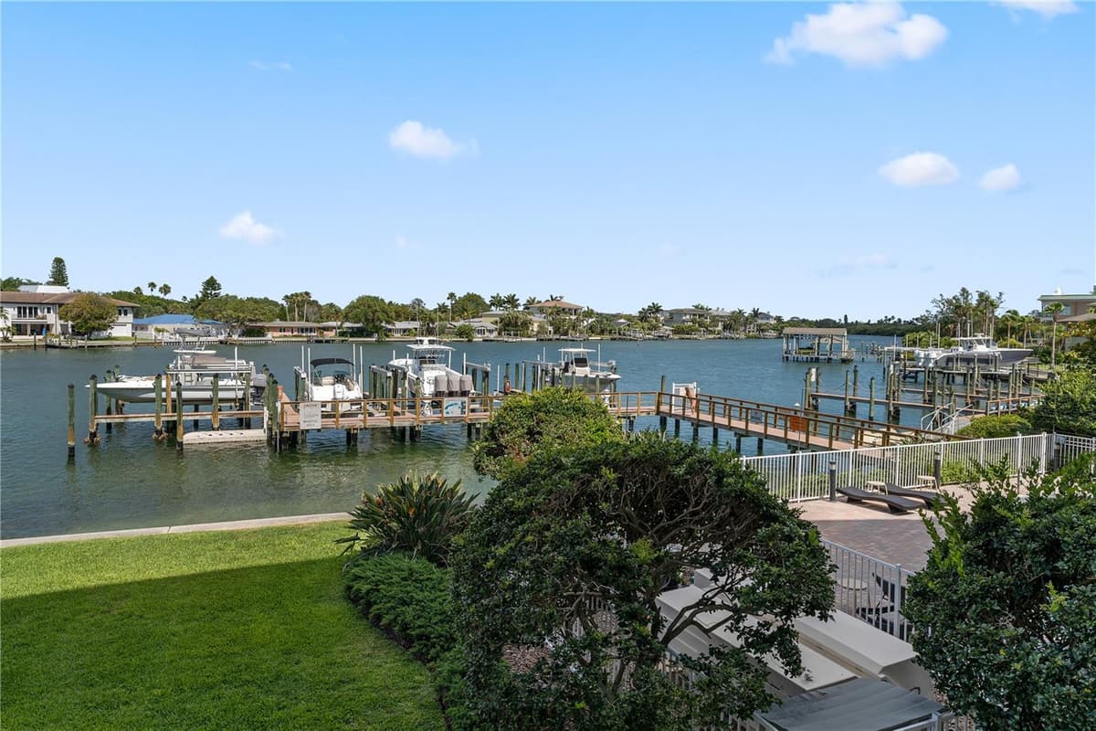 3805 GULF BOULEVARD — photo 17 of 41