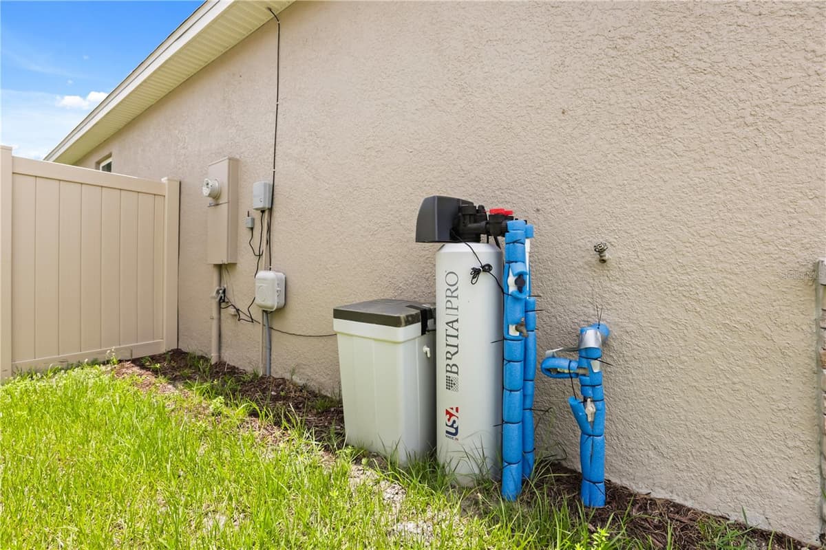1580 BLUE LAGOON CIRCLE — photo 37 of 40