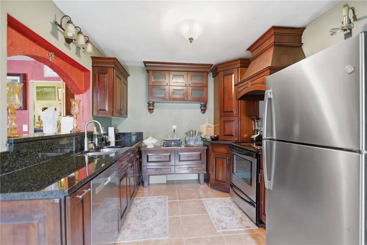 120 VALENCIA ROAD — photo 3 of 21