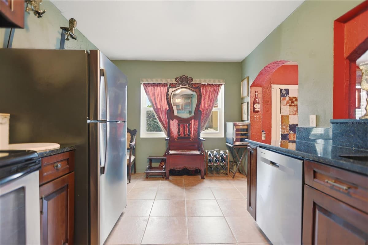 120 VALENCIA ROAD — photo 2 of 21