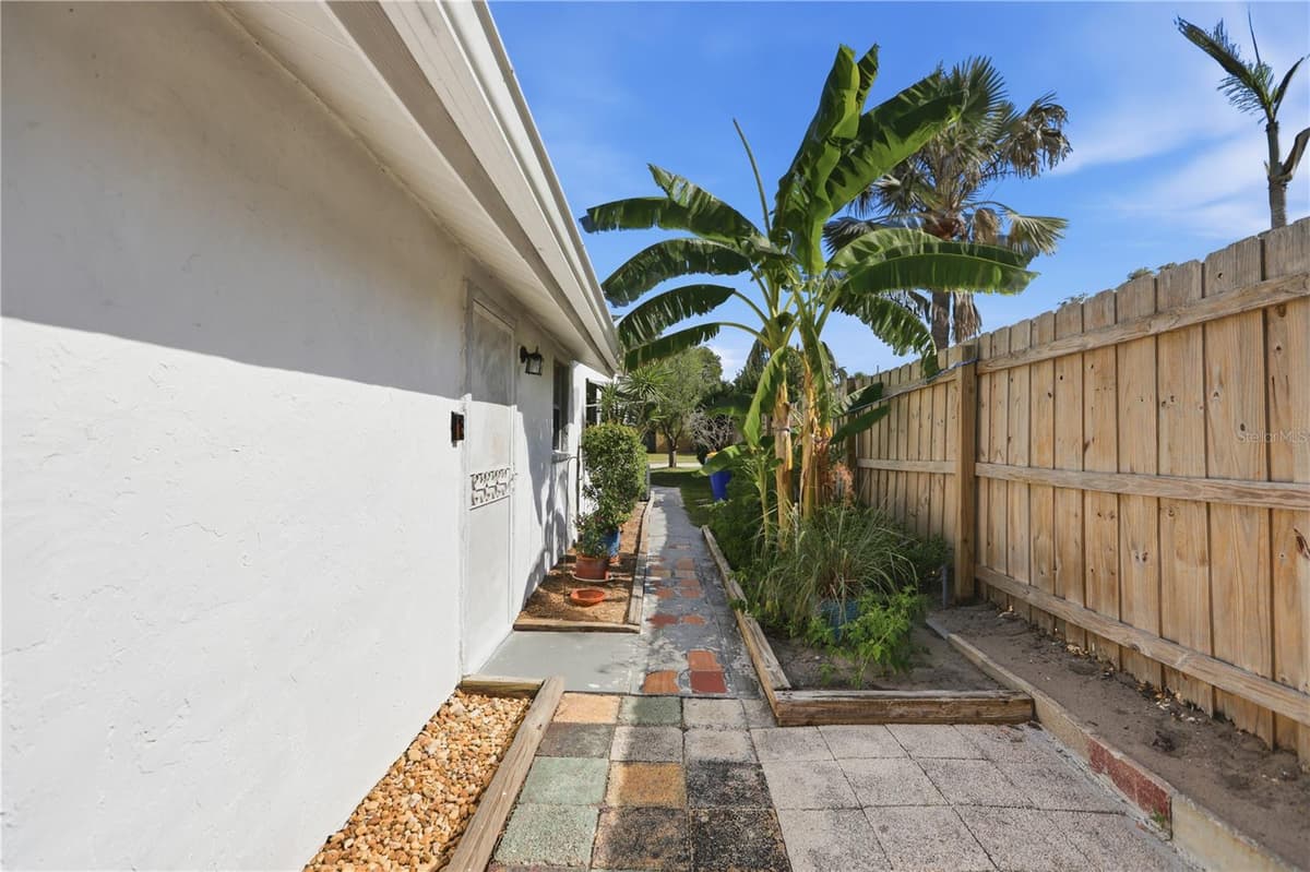 120 VALENCIA ROAD — photo 18 of 21
