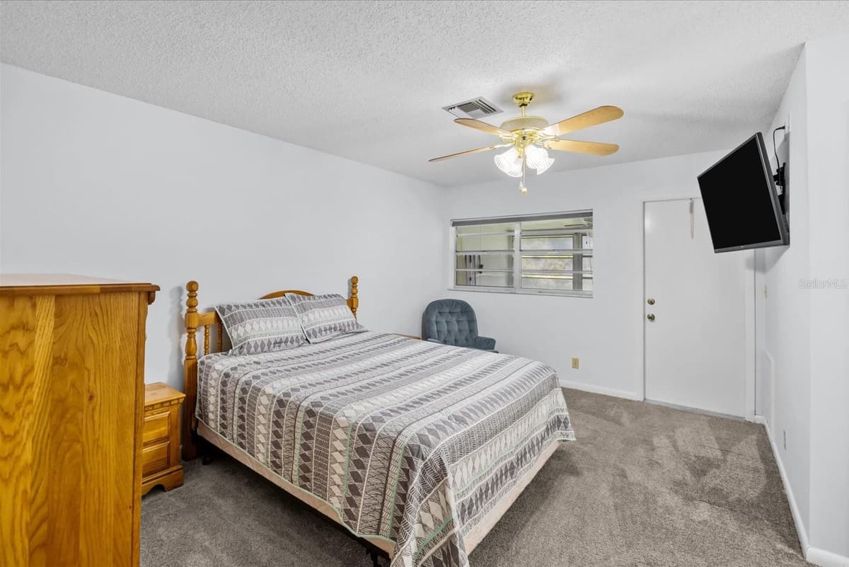 127 LAKES END DRIVE — photo 14 of 44