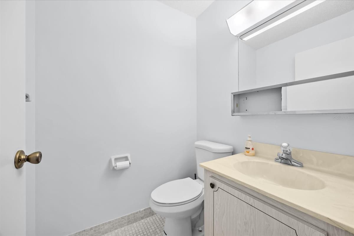 127 LAKES END DRIVE — photo 12 of 44