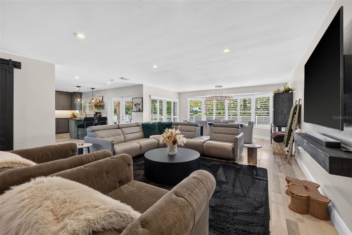616 PINELAND AVENUE — photo 3 of 32