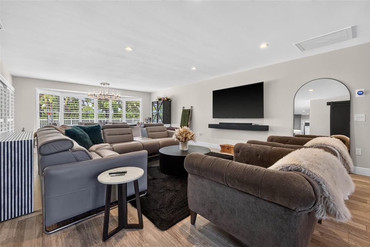 616 PINELAND AVENUE — photo 4 of 32