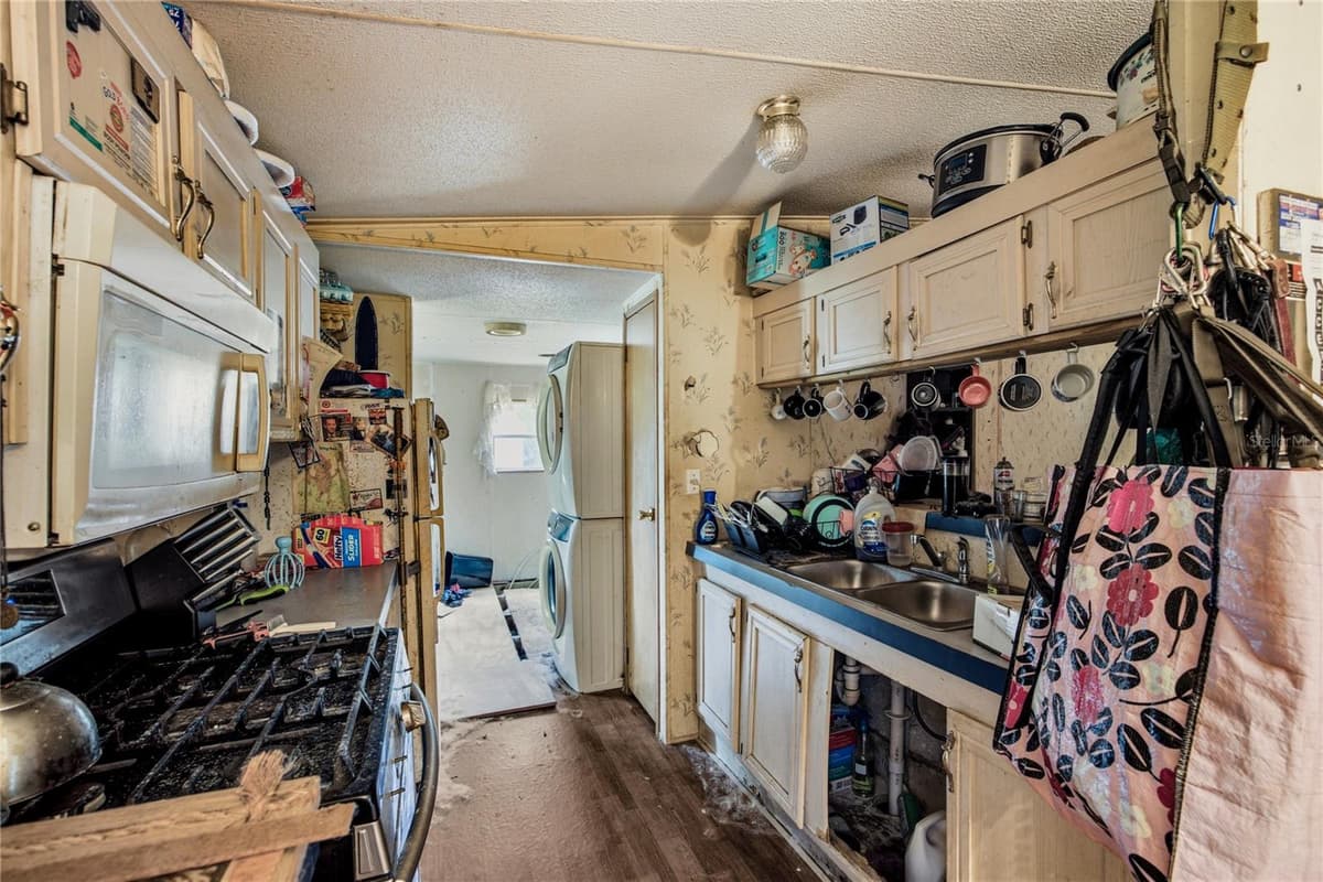 108 KITTY AVENUE — photo 17 of 31