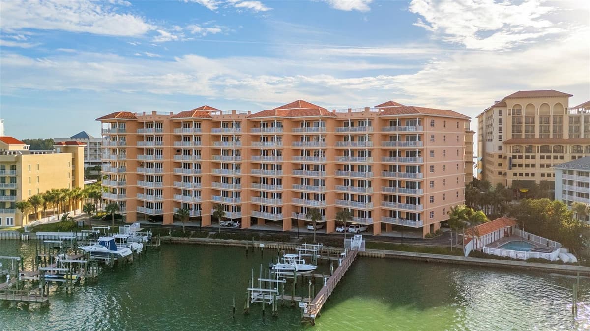 530 S GULFVIEW BLVD — photo 1 of 33