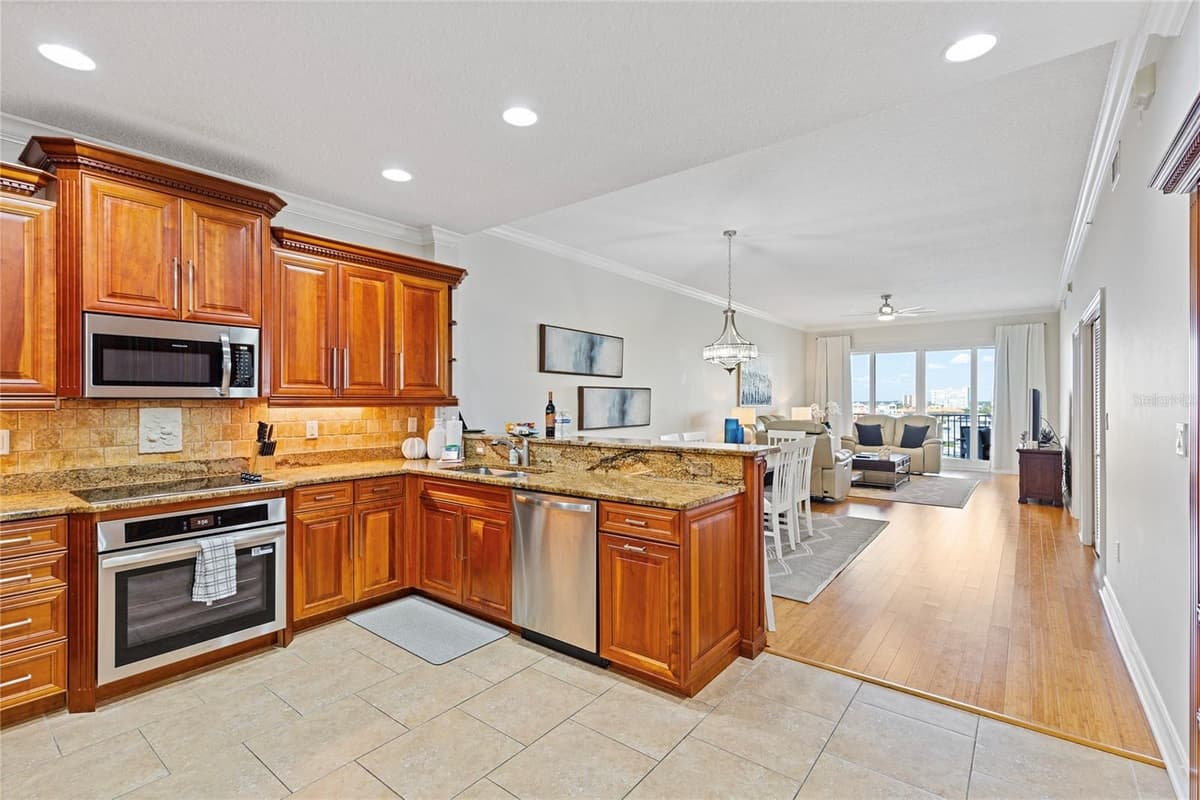 530 S GULFVIEW BLVD — photo 9 of 33