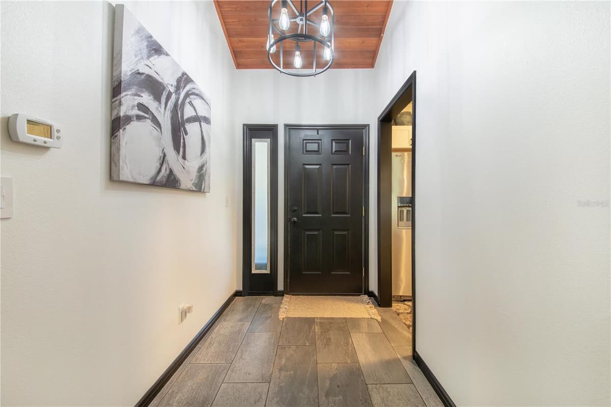 816 PINEWOOD COURT — photo 4 of 27