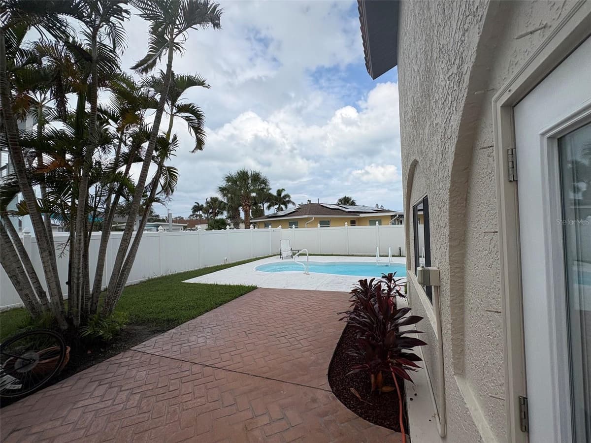15810 REDINGTON DRIVE — photo 34 of 43
