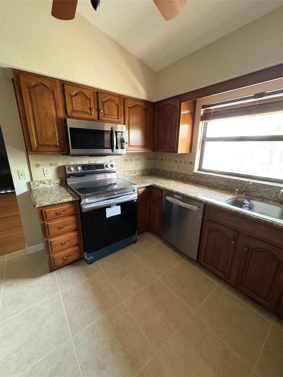 15810 REDINGTON DRIVE — photo 17 of 43
