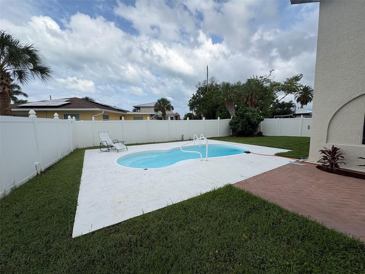 15810 REDINGTON DRIVE — photo 35 of 43