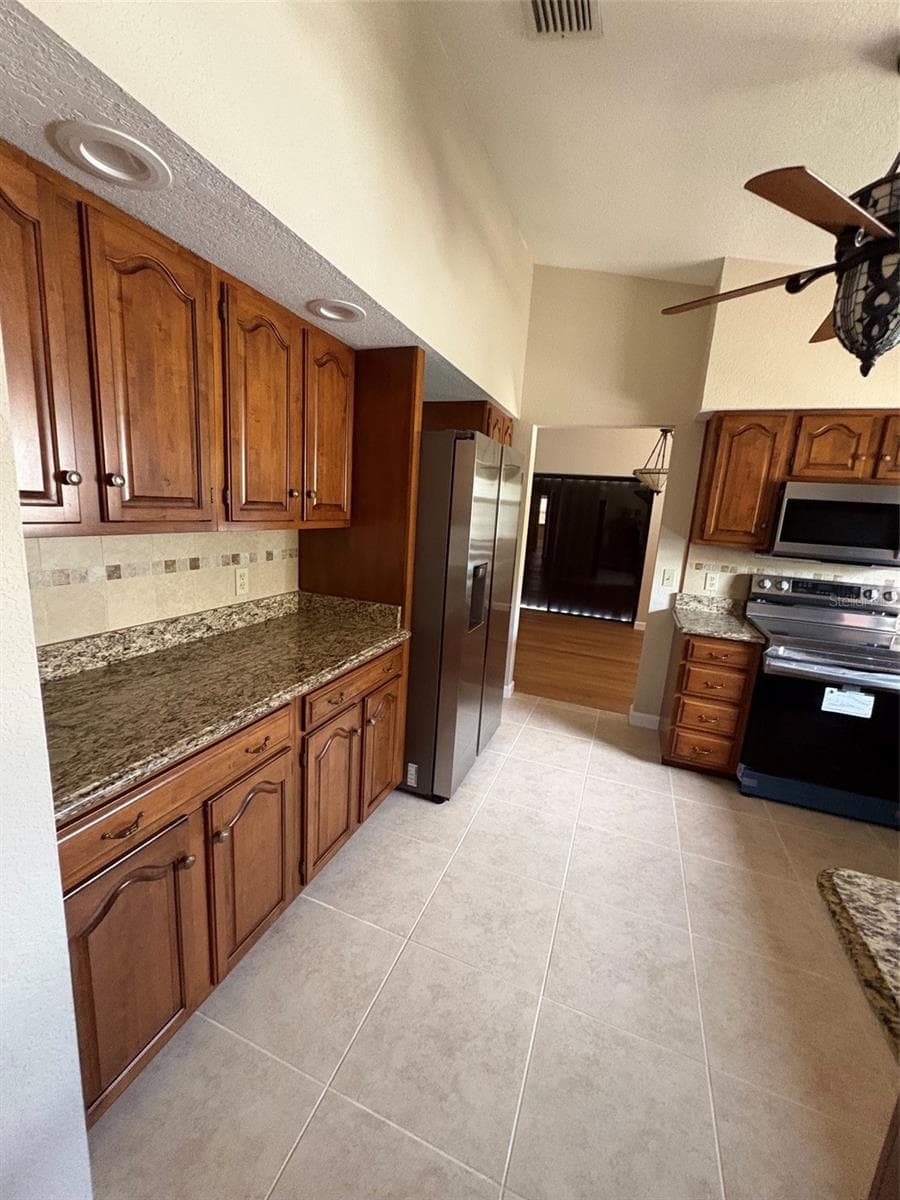 15810 REDINGTON DRIVE — photo 15 of 43